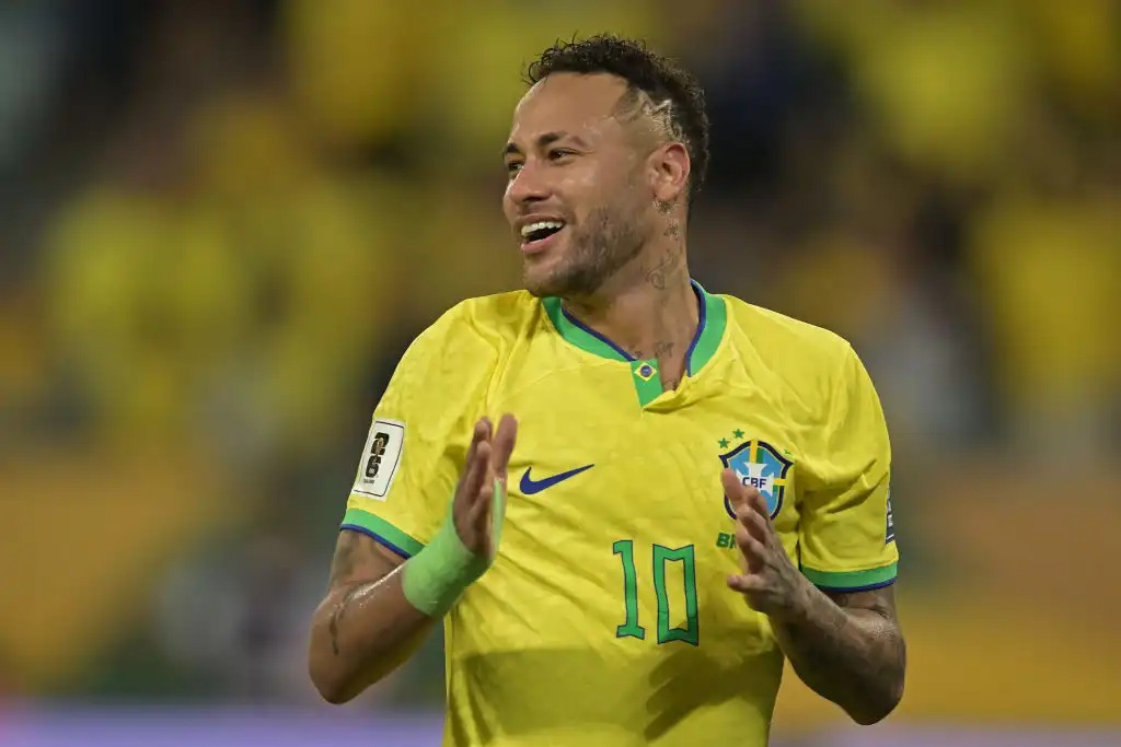 BlogdoNoblat's tweet photo. Como não especialista em futebol, fiquei intrigada pela convocação de Neymar. Uma amiga, também não muito afeita ao mundo futebolístico, digamos assim, logo me escreveu: “Neymar foi convocado”
E eu quis entender como uma improbabilidade se tornaria uma probabilidade. Logo veio o cruzamento estratégico com planejamento de médio prazo. Calculado.
Existe uma dinâmica que separa profissionais que se reposicionam dos que ficam presos no que foram. É a decisão de abrir mão de um ativo financeiro para reconstruir um ativo de carreira. A maioria das pessoas nunca toma essa decisão porque confunde preservação de patrimônio com preservação de relevância.
Eu explico isso detalhadamente para empresários-alunos que sempre reticentes não entendem o valor da construção intangível e que pode não gerar valor imediato: longevidade de carreira.
São coisas diferentes. E, quando você confunde as duas, tende a proteger o dinheiro enquanto a posição que importa vai sendo ocupada por outro. Neymar fez o oposto. Para rescindir o contrato com o Al-Hilal e retornar ao Santos em janeiro de 2025, Neymar abriu mão de aproximadamente € 62 milhões que ainda teria a receber.
A Liga Saudita mediou as tratativas, e o jogador aceitou reduzir e parcelar o saldo devido para ser liberado. Sessenta e dois milhões de euros deixados na mesa para ir jogar no Santos. Hoje, menos de cinco meses depois, ele está convocado para a Copa do Mundo. O investimento teve retorno.
Para entender por que essa decisão foi inteligente e não sentimental, é preciso entender o que estava acontecendo no Al-Hilal. Neymar havia ficado um ano fora por lesão. Quando voltou, o técnico não confiava no seu ritmo e não o escalava. Neymar voltou a treinar com o elenco em outubro de 2024, mas não conseguiu emplacar sequência de jogos.
A falta de ritmo e a dificuldade de adaptação ao estilo do Al-Hilal pesaram, e Jorge Jesus priorizou outros jogadores, deixando o brasileiro frequentemente fora das convocações. Um jogador que não joga não tem dado para apresentar. Sem dado, não tem argumento. Sem argumento, não tem convocação.
Neymar estava preso num loop onde a solução para o problema, jogar regularmente para provar condição física, era exatamente o que a situação no Al-Hilal impedia. Sair foi a única forma de quebrar o loop.
A escolha pelo Santos não foi nostálgica. Foi cirúrgica. O Santos estava na Série A do Brasileirão, competição que Ancelotti acompanhava semanalmente para monitorar candidatos à Seleção. Era um campeonato com nível técnico suficiente para que uma boa performance tivesse peso, mas com intensidade gerenciável para um jogador em reconstrução física.
O Santos realizou reuniões com patrocinadores para ajustar acordos e ampliar o suporte financeiro, antecipando o aumento de visibilidade que a presença de Neymar traria. A parceria com a Umbro foi fortalecida, e o clube buscou novos parceiros comerciais para capitalizar os primeiros meses de Neymar no futebol brasileiro.
O Santos precisava de Neymar. Neymar precisava do Santos. Mas o que poucos perceberam é que quem estava usando quem nessa relação era muito menos óbvio do que parecia.
Jim Collins, que cito bastante aqui, ao analisar trajetórias de líderes que voltam do fracasso, identificou um padrão que chama de “retorno pelos fundamentos”. Não é volta triunfal. É volta pelo trabalho. Pela sequência. Pelo dado concreto acumulado semana após semana.
No retorno ao Santos, Neymar disputou sete partidas no Campeonato Paulista, marcou três gols, deu três assistências e acumulou 510 minutos em campo. Nos meses seguintes, a sequência cresceu: 11 gols e quatro assistências nas 17 partidas seguintes.
Cada jogo era um ponto de dado no gráfico que Ancelotti estava construindo mentalmente sobre condição física. Cada minuto acima de 80 era uma resposta à dúvida que havia justificado todas as não convocações anteriores. Neymar entendeu que o argumento que o excluía tinha um formato específico e construiu a refutação no único idioma que o decisor aceitava: número de minutos em campo.
Tenho analisado trajetórias de fundadores e executivos em reconstrução há muitos anos como investidora, e o erro que mais vejo é o de tentar se reposicionar sem resolver primeiro o problema de credibilidade. A pessoa saiu de uma empresa que faliu, de um projeto que não deu certo, de uma fase que gerou dúvida no mercado sobre sua capacidade. E tenta se reposicionar pela narrativa: explica o que aconteceu, diz o que aprendeu, apresenta o novo plano. Raramente funciona.
Com concessão renovada, Light prevê investir R$ 10 bilhões no Rio em cinco anos
O que funciona é o que Neymar fez: resolver o problema de credibilidade com dado verificável antes de pedir a decisão favorável. O mercado de venture capital chama isso de “de-risking the bet”. Você remove os riscos que impedem o investidor de dizer sim antes de apresentar a proposta.
O detalhe que encerra a história com uma precisão microscópica foi como a convocação chegou ao público. Antes do anúncio oficial, a CBF pediu as medidas de Neymar para a roupa dos convocados. Depois veio a informação de que Ancelotti já havia comunicado o jogador. Em linguagem de bastidor, quem entendia o processo soube antes que o microfone fosse ligado.
Esse sequenciamento não é protocolo burocrático. É gestão de narrativa. A notícia que chega ao mercado depois de sinais consistentes anteriores é recebida como confirmação. A notícia que chega como surpresa gera reação imprevisível. Neymar e seu entorno souberam trabalhar o timing da comunicação com a mesma precisão com que trabalharam os dados em campo.
Sessenta e dois milhões de euros de que abriu mão. Dezoito meses de trabalho num campeonato sem holofote. Centenas de minutos acumulados para construir um número que convencesse um técnico italiano. E uma Copa do Mundo na lista ao final do processo. Isso não é história de futebol. É estudo de caso sobre como profissionais que foram decretados irrelevantes voltam ao jogo.
O segredo não está no talento, que Neymar nunca perdeu. Está na disposição de pagar o preço do reposicionamento antes de exigir o resultado que quer. E esse preço, quase sempre, é mais alto do que parece quando a decisão precisa ser tomada.
(Por Camila Farani, no Estadão)