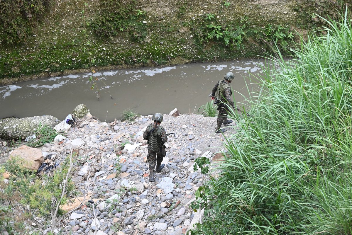 Ejercito_GT's tweet photo. Al servicio de la población guatemalteca. 🫡🇬🇹
 
Ejército de Guatemala a través de la Primera Brigada de Policía Militar “Guardia de Honor” realiza patrullajes a pie en zona boscosa entre la zona 15 y zona 5 de la ciudad capital, con el objeto de brindar seguridad a la población guatemalteca. 

#EjércitoGT
#AlPuebloDignoSeLeResponde