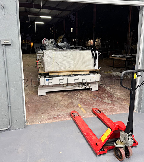 ElephantCnc's tweet photo. 🎉🎉🎉Congratulations to our Jamaican customer on receiving his 4-axis ATC CNC router machine!

☎Our contact information:
https://t.co/XhfoHAUwHw 
Whatsapp: +86-15064026772
#atccncrouter #atccnc #atcrouter #heavydutyroutermachine #4axiscncrouter #blueelephantcncfeedback https://t.co/JRv0TlhnnR