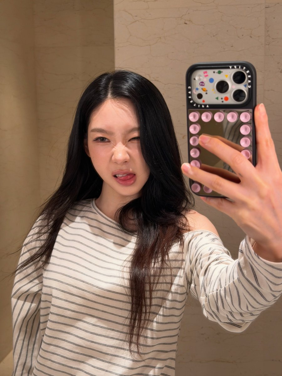 1nvuty's tweet photo. 아나이제발견햇는데개웃기네 태연 원희케이스티파이케이스꼇어~~~~~~~~~~~~~💕💕 https://t.co/7qLOH2oQn0