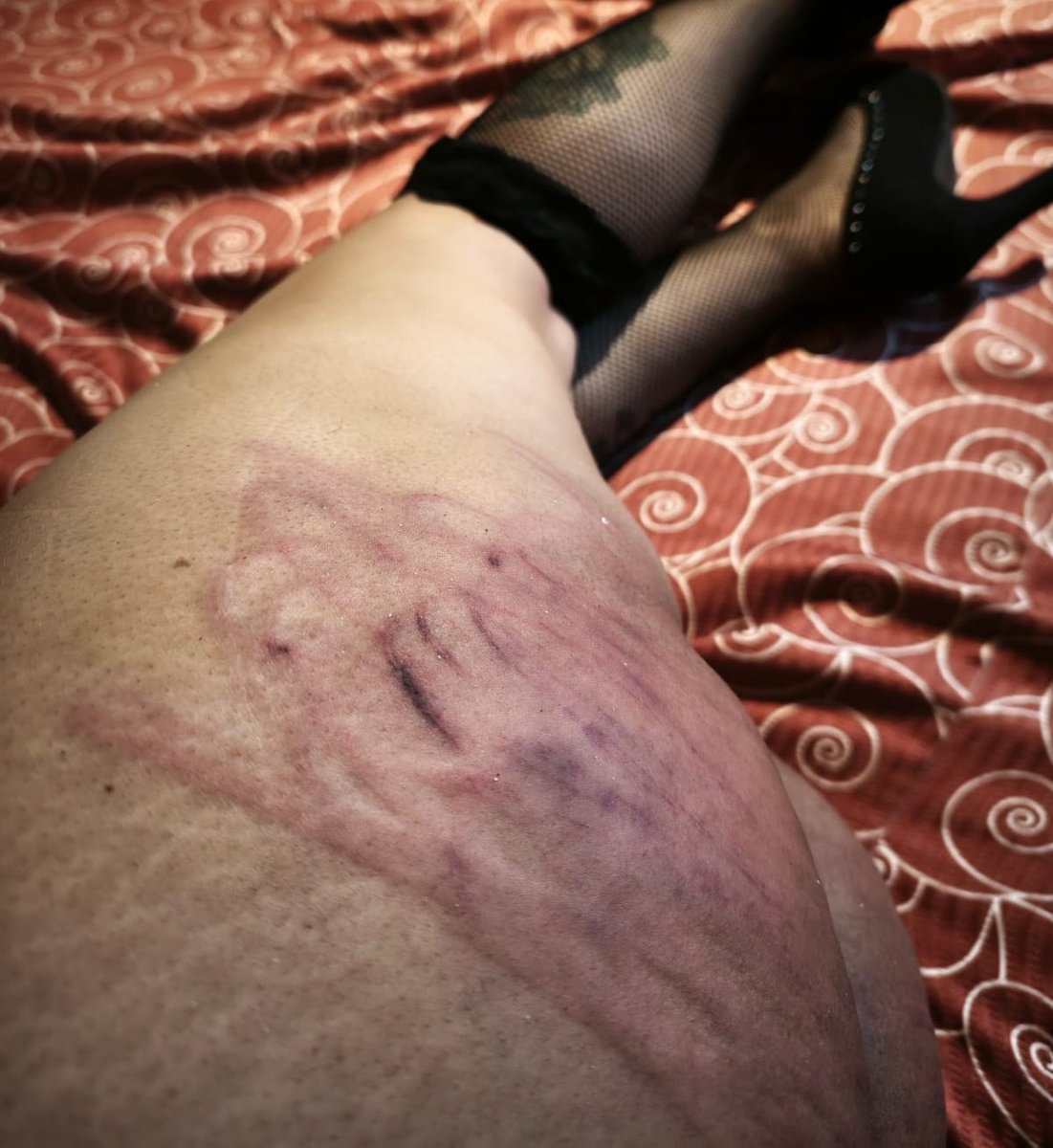 iAredhel's tweet photo. Orgullosa de a dónde me ha llevado mi Señor... Regresé sin ropa interior, olor a sexo y sudor, desmaquillada, despeinada y adolorida...  Pero arrepentida: ¡Jamás! 
Me encanta su bestialidad.
Gracias mi Señor 😽 https://t.co/DJNwpc2FDB