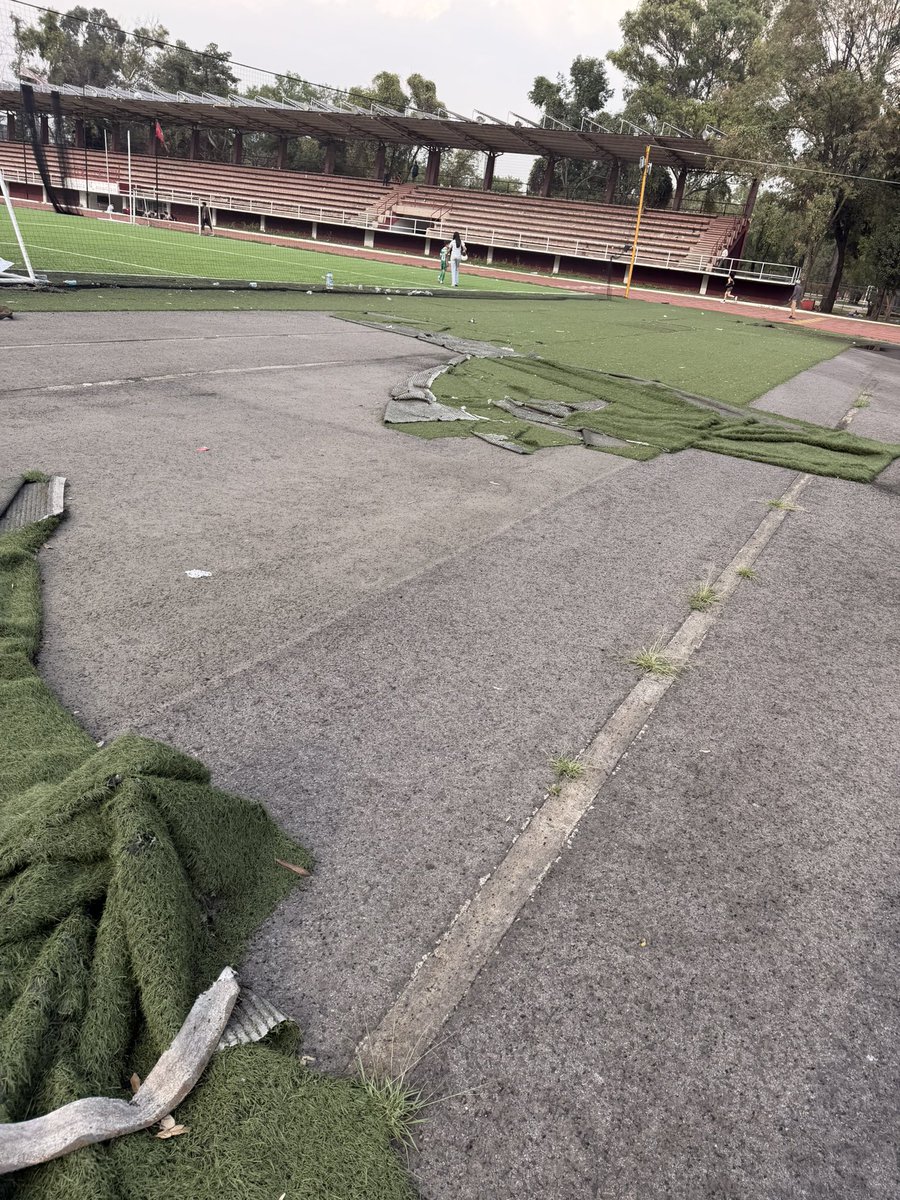 edhpre's tweet photo. Contrario a lo que la alcaldesa de @AzcapotzalcoMx  @NancyNunezmx 
fomenta con respecto al desarrollo del deporte en Azcapotzalco, la pista de atletismo está secuestrada y la cierran para hacer torneos privados o grabar comerciales, alguien no está siguiendo sus instrucciones https://t.co/OdhO0hFnkW