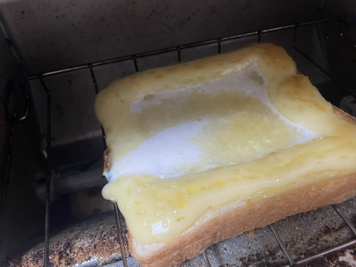 目玉焼きを焼いてあと乗せ。 FF7のロゴみたいになった。