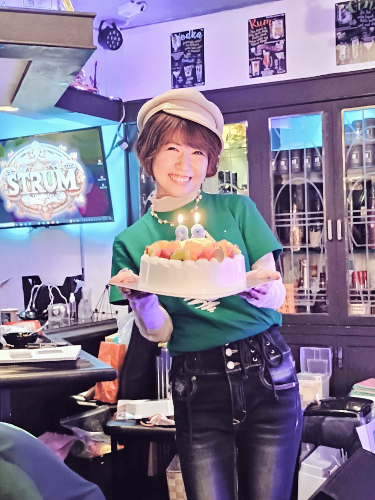 yayA_singer's tweet photo. お誕生日メッセージありがとうございます❣️また一つ歳を重ねました。誕生日当日の昨日はすこぶる体調が悪く、予定を全部キャンセルして家で寝込むという…🤣お返事全然返せてなくてごめんなさい🙇‍♀️
そんな新たな歳の始まりですが、今年も精一杯歌に生きます！これからも宜しくお願いします😍ややのこさんが撮ってくれたオフ会のケーキショット4選を添えて…♡