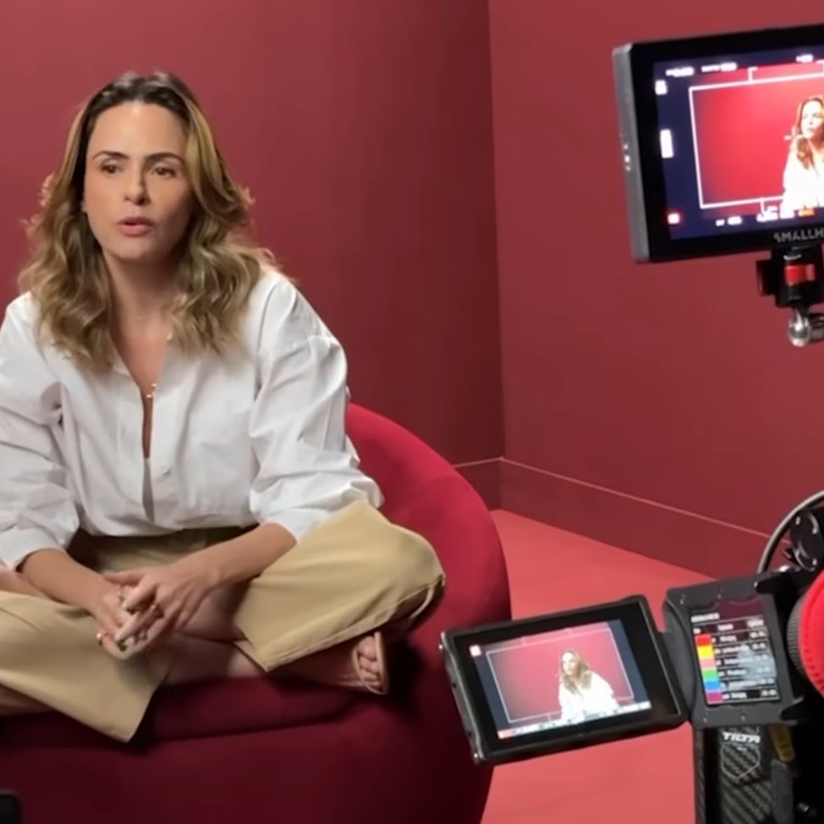 renaultdaily's tweet photo. No final do primeiro capítulo de hoje de #QuemAmaCuida tivemos um depoimento da Grazi Mendes nesse mesmo fundo que a Ana Paula gravou, VEM MUITO AÍ! https://t.co/zZcAXp2OwZ