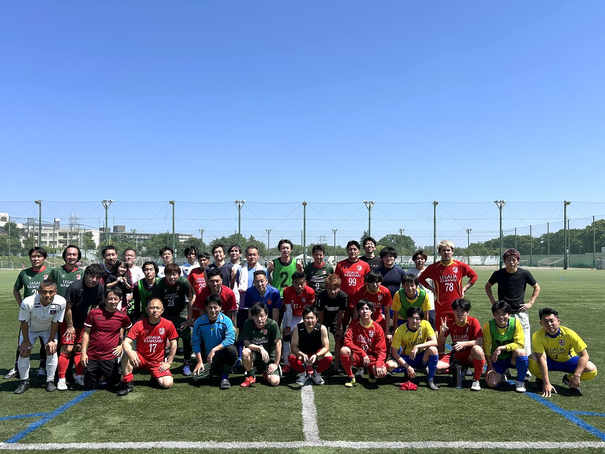 kakokisc's tweet photo. 5月17日（日）
◇全カテゴリー合同
☆紅白戦
会場：等々力第1サッカー場

10代から50代まで40名を超えるメンバーが集まって紅白戦を実施。
初夏を思わせるような陽気のなか全員が精力的にプレーし、いよいよ始まるリーグ戦へ向けて良い活動ができました。 https://t.co/3b4gTFasJ1