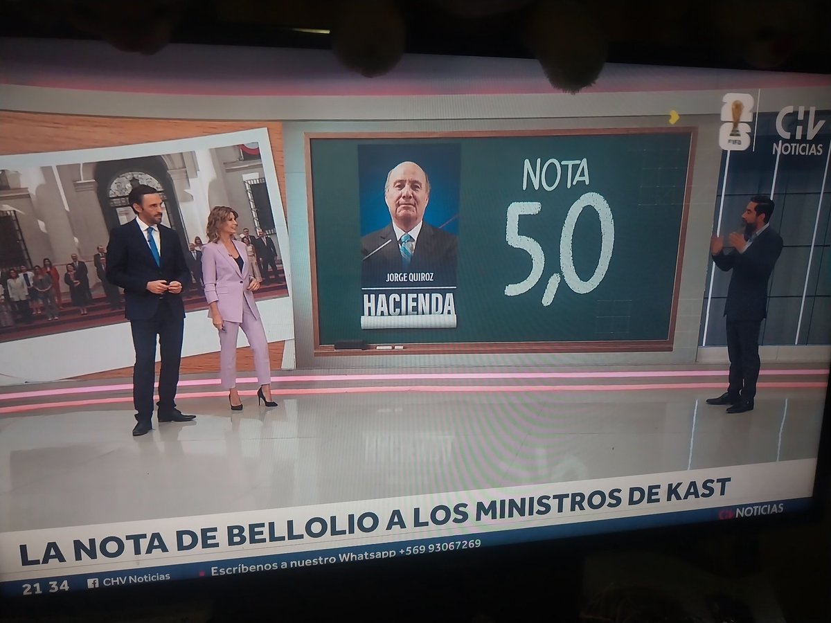 ricsape1968's tweet photo. @chvnoticias Ridículo que Bellolio coloque nota 5 al Buitre de Quiroz . Su argumento es que es poderoso ?? Porque está aplastando  al pueblo, favoreciendo a la élite empresarial . Nota de mierda !! Ese infeliz saca 0 https://t.co/IOvckCnrut