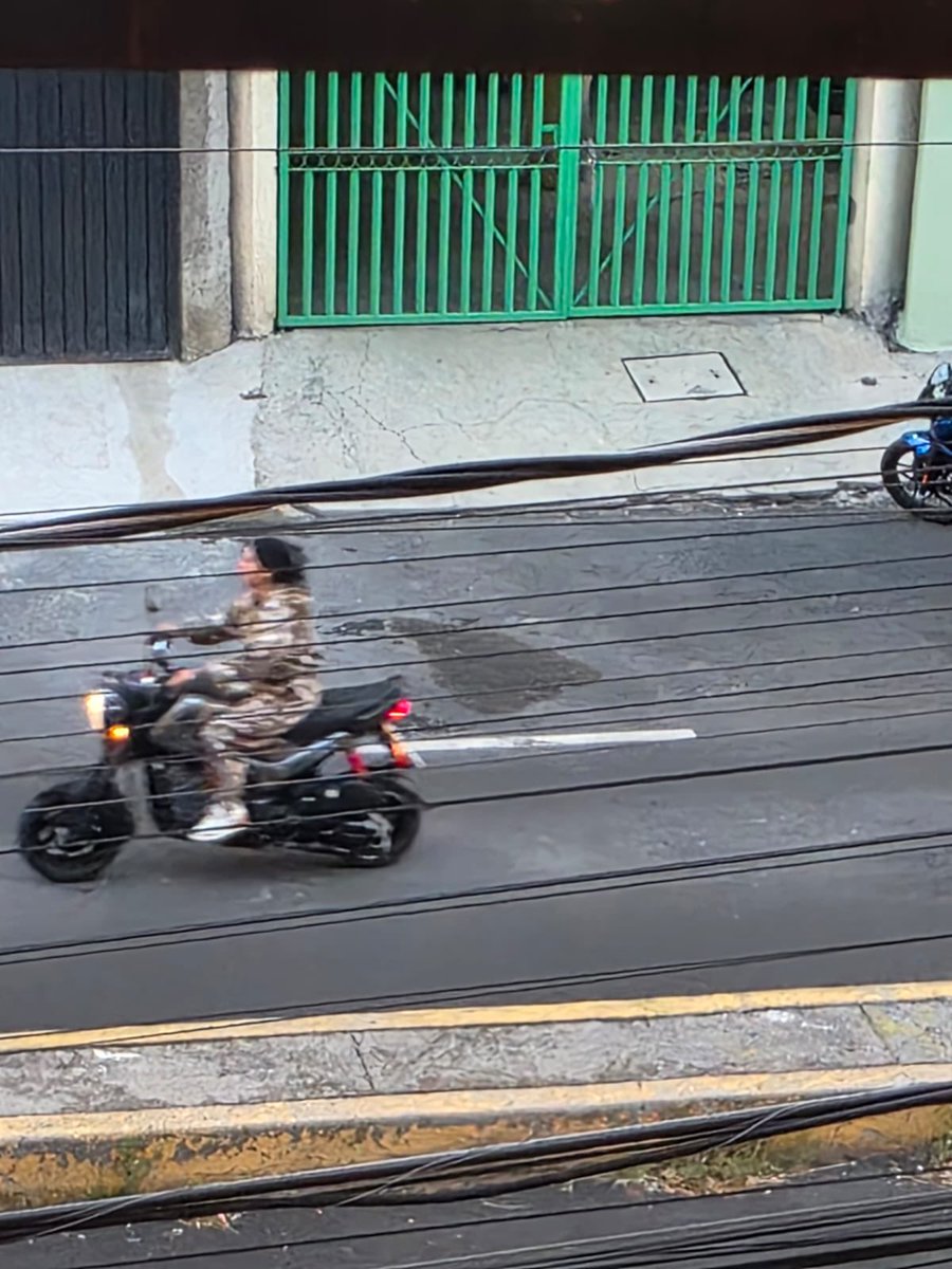 civismo3's tweet photo. Chareria y Nacimiento. Toda la av Santa Lucía. urgen oficiales de tránsito en Colina del Sur, Alvaro Obregón. @UCS_GCDMX @SSC_CDMX   La avenida es una pista de carreras, necesitamos presencia permanente de tránsito https://t.co/WH113yiOWk