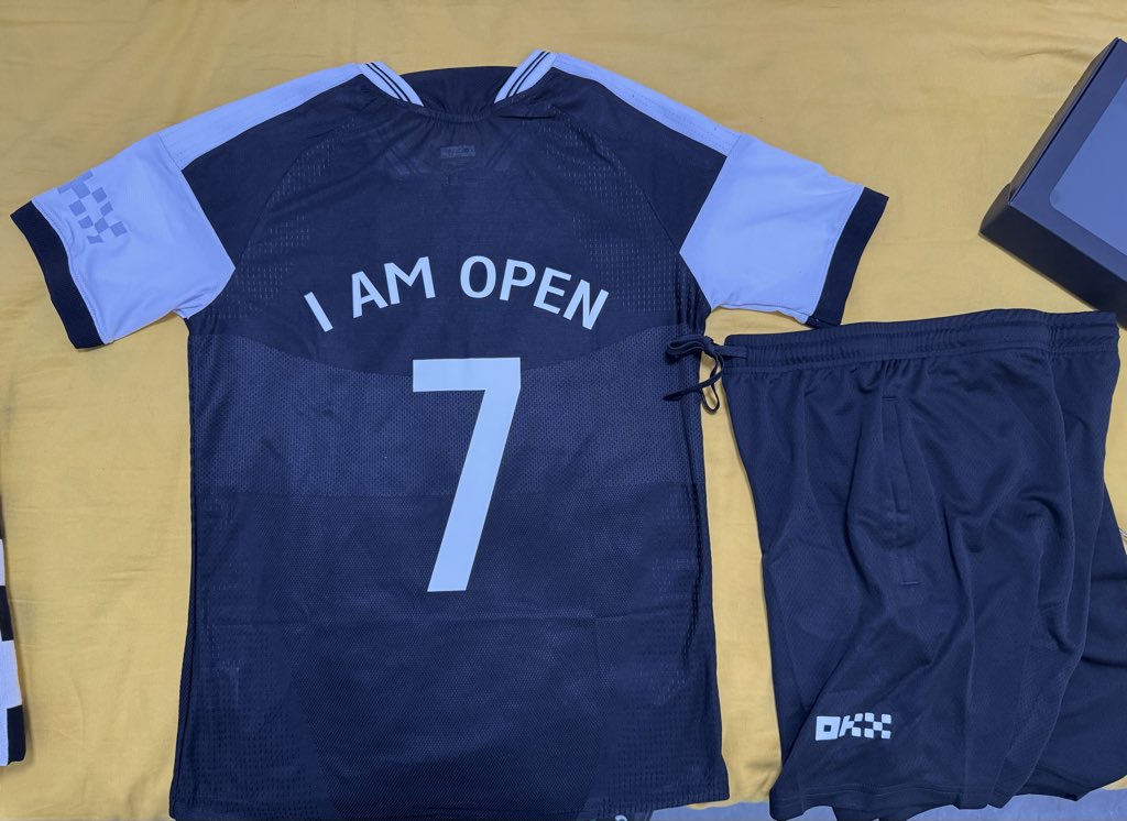 10xCat's tweet photo. 🚨 惊喜拆箱！刚刚收到 @OKX 寄来的足球周边大礼包！⚽️
打开瞬间真的被惊艳到——
• OKX限定球衣（自己选的7号+I AM OPEN）
• 官方足球 + 打气筒
• 短裤、毛巾、臂标、护腕…全套齐全！
这质感也太顶了吧！准备穿起来踢球了，感谢 @OKX @star_okx 这么有心的礼物！💙
世界杯氛围直接拉满，Gear up for Match Day！🔥
#OKX #TheNewMoneyApp #足球 #WorldCup