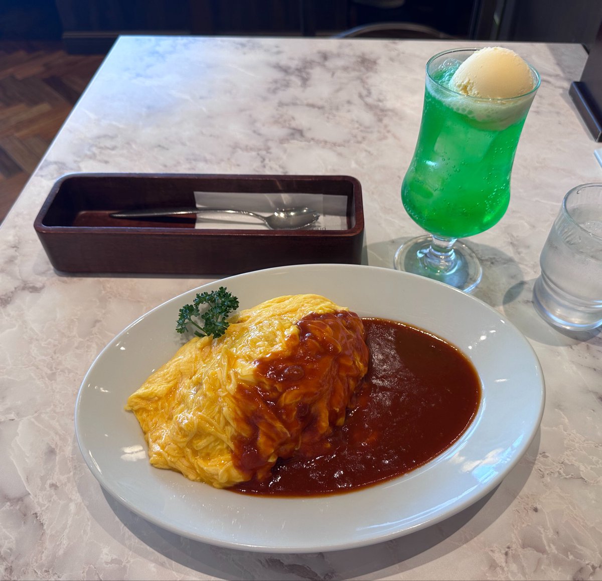 r_17jan's tweet photo. ランチ休憩してるんだけど
目の前に現場行かれる方みつけてなんか
ホッとしております〜
オムライスとクリームソーダ最高 https://t.co/nTrQy5blyY