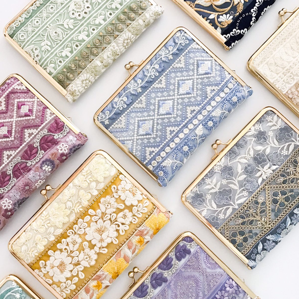 刺繍リボンやクリア素材を使用して 心ときめくがま口雑貨を製作してい