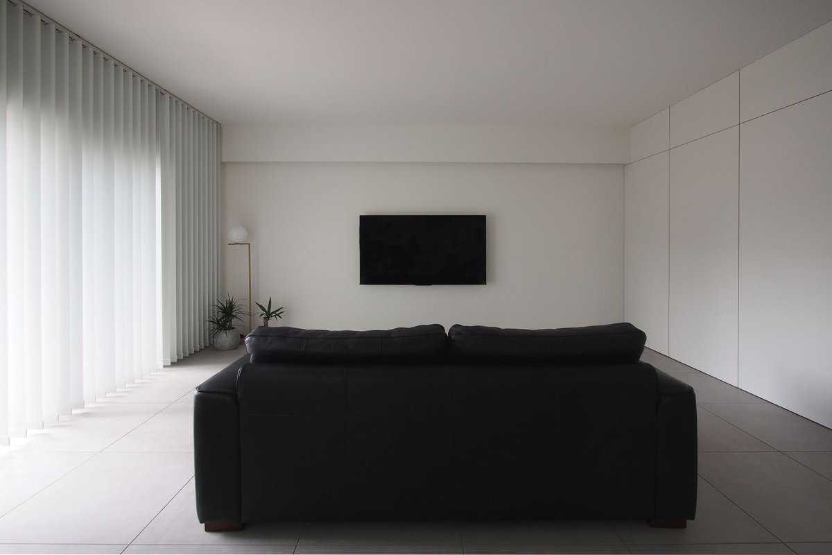 sqool_archi's tweet photo. 元々は細いリビングでしたから、
和室まで取り込んでしっかり広げました。
押入の中はそのままで、白扉で隠してます。 https://t.co/VzTyjsruSg