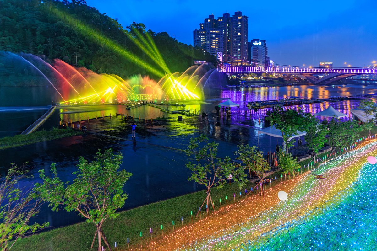 NewTaipeiGov's tweet photo. The 2026 #Bitan Water Show is lighting up #Xindian with upgraded visuals and immersive sound effects. This dazzling nighttime spectacle runs every 30 minutes from 6:30–9 PM through June 14. Come experience the magic in person!☄️✨
📸Justin Cheng https://t.co/od4mf1IFog