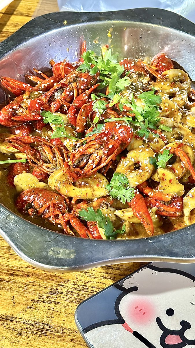 Tuwmix's tweet photo. 又到吃小龙虾的季节喽🦞 https://t.co/QcT1yT5pjx