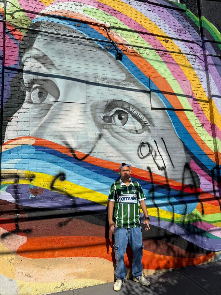 _g0tcha's tweet photo. eu reclamando de ta tomando um sol na cara na frente de uma pintura em algum lugar de jersey city https://t.co/cxUfRi7e1i
