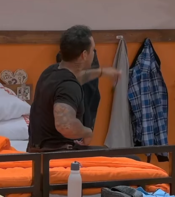 Carmense7u's tweet photo. Diego Chavarri vuelve a quitarse el micro por mas de 30 minutos PRODUCCION lo sigue protegiendo sin sancion
@EthelPozo  @RicLaTorreZ 
#TeamReales
@lagranjavipperu
@PanamericanaTV
#GranHermano #LCDLF6 https://t.co/FhvxZADK8i