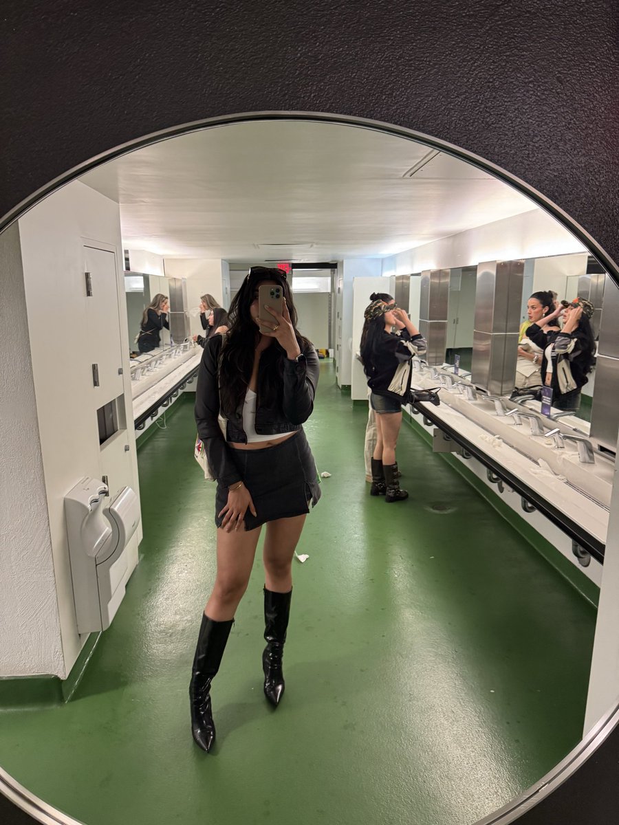 Miriam_A3's tweet photo. Mirror selfies 🙂‍↕️ https://t.co/aocYZWrSFV