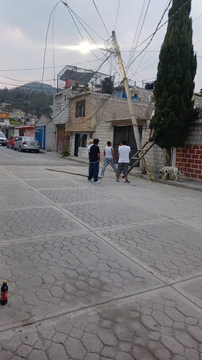 lilisauri's tweet photo. @CFEmx Buenas noches,  por favor urge acudan a quitar este poste que esta a punto de caer en la Calle Galeana en la Colonia Ampliación Buenavista 2da Sección, Tultitlan Edo de México. Ya acudió protección civil pero comentan que corresponde a ustedes. https://t.co/CkTOe3KmG8