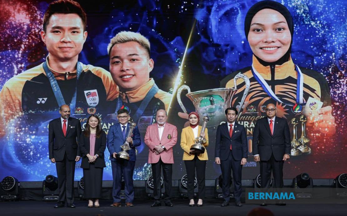 craigansibin's tweet photo. Pertama kali dalam sejarah sukan badminton negara apabila kedua-dua anugerah tertinggi (Olahragawan dan Olahragawati) dimenangi oleh BADMINTON 🏸 🇲🇾

Tahniah @ChenTangJie dan @TOHEEWEI1 
Disaksikan oleh Perdana Menteri Malaysia @anwaribrahim dan Menteri Belia dan Sukan @taufiqjoharii.

Dua tahun berturut-turut sukan badminton memenangi anugerah Olahragawan menerusi Aaron Chia / Soh Wooi Yik dan pertama kali buat Olahragawati semenjak tahun 1978 (Sylvia Ng) 😍😍

#ASN2025 #AnugerahSukanNegara2025