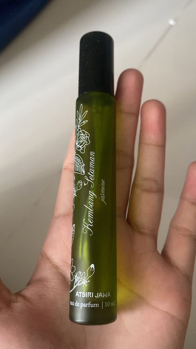 RruiYou's tweet photo. Ini, awalnya ini cmn hadiah dikasih dari bos ku tapi ternyata aku suka wanginya enak 

https://t.co/BuA4x6K6lc https://t.co/MJwoRz5i3z