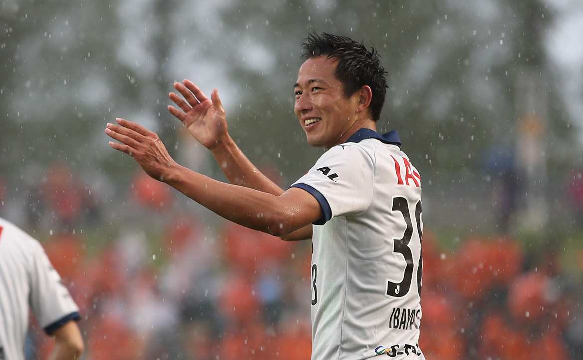 spulse_official's tweet photo. 井林章選手、現役引退にあたり、清水エスパルスとして心からの敬意と感謝を表します。

どんな時も強い責任感を持ってチームを支え、最終ラインから仲間を鼓舞し続けてくれました。その誠実な姿勢とリーダーシップは、チームに大きな力を与えてくれました。苦しい時も前を向き、仲間とともに戦い抜く姿は、多くの #エスパルスファミリー の心に深く刻まれています。

2021シーズンから2023シーズンまで、清水エスパルスのために尽くしてくれた井林選手に、改めて感謝を申し上げます。井林選手、ありがとう。

#spulse #井林軍団
