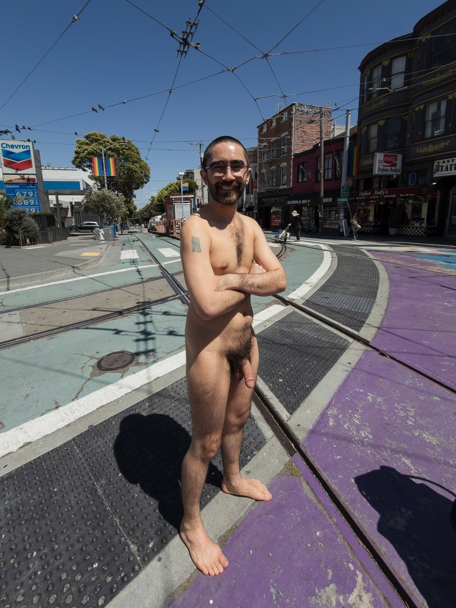 DeletePictures's tweet photo. life in the city

#naturism #nudism #פידגייז https://t.co/SVnnP1Bbey