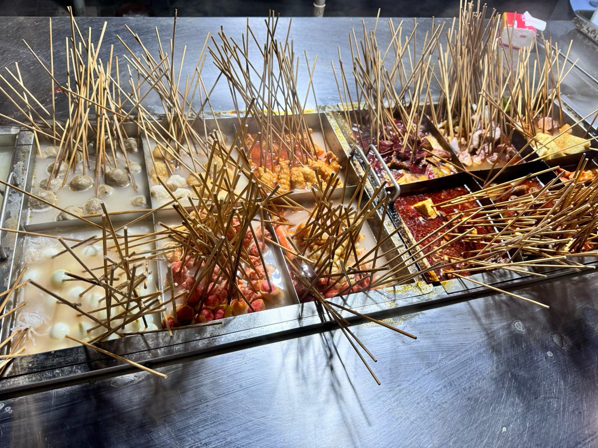 Prapic1's tweet photo. Craving crispy Chinese fried skewers ! Warm, savory, and the perfect late-night street snack—nothing beats this local street food vibe. https://t.co/2nMkt1xkhW