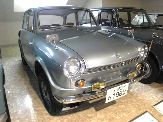 cobby_jp's tweet photo. コルト600（1962〜1965）
三菱で初めて「コルト」の車名が与えられたモデル。シンプルさを追求した先代500に対し「見ただけで乗りたくなる車」をコンセプトに掲げ、スタイリングに力を入れた。COBBY https://t.co/rNNzpka7BM