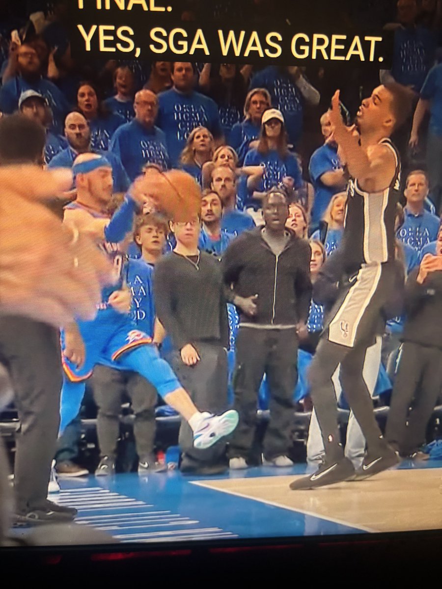 JazzeysTTV's tweet photo. I mean IDK about yall…. But this should have been Spurs ball. 
WHATS GOING ON? https://t.co/AznuEmB30w