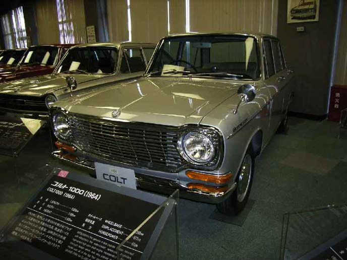 cobby_jp's tweet photo. コルト1000（1963）/コルト1500（1965）
コルト600の上位車種として登場した三菱初の4ドアセダン。977cc・51馬力のエンジンを搭載。1965年には最高出力70PS・最高速度140km/hのコルト1500を追加し、その後コルト1200、コルト1500へと改良が進んだ。COBBY https://t.co/IOUfyjjOsm