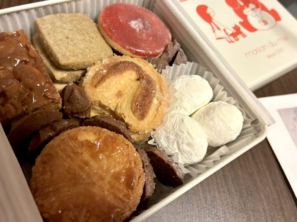 Tre_48ms's tweet photo. 今週にいただきもののクッキーもあってな、やばいのじゃ https://t.co/8wPWkuo1pL