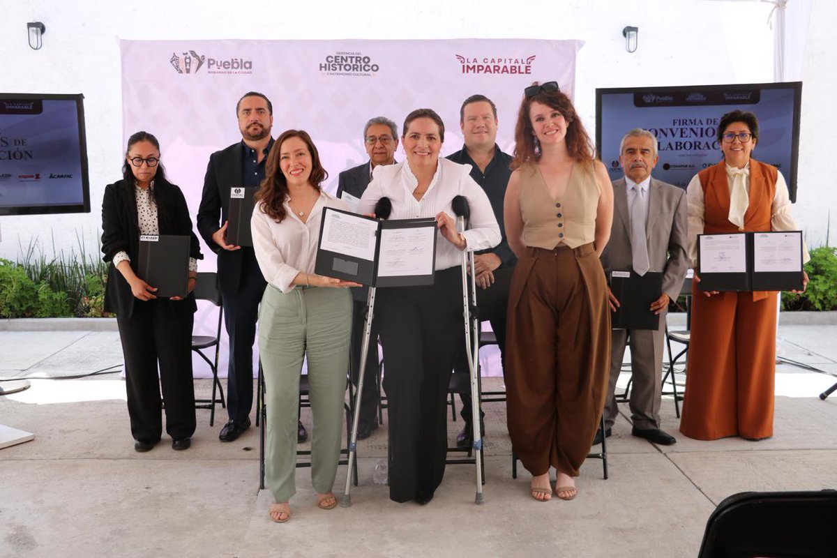 KarinaRomSainz's tweet photo. 👷🏻‍♀️ Bajo el impulso de nuestro Alcalde @pepechedrauimx fortalecemos el trabajo técnico y profesional en favor del patrimonio y el desarrollo urbano, es por eso que este #lunes firmamos un convenció de colaboración entre Colegios de Puebla, SGyDU y la @gerenciachpue 🏛️

#PueblaCapital #SGyDU #PatrimonioCultural