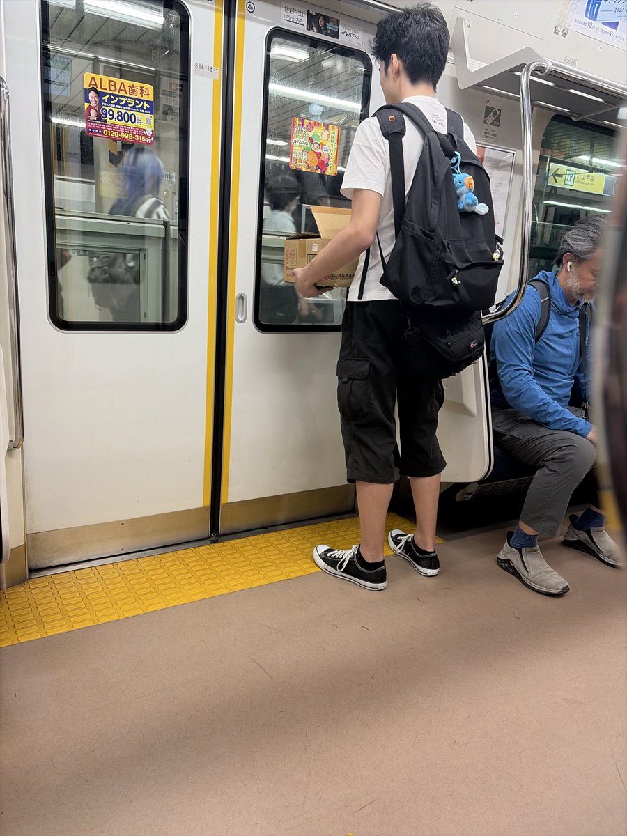 1905pon's tweet photo. ドア開いた時もこれでいて全く避けようとかしないんですけど…

こういう奴最近多すぎる https://t.co/jIkoGmveYi