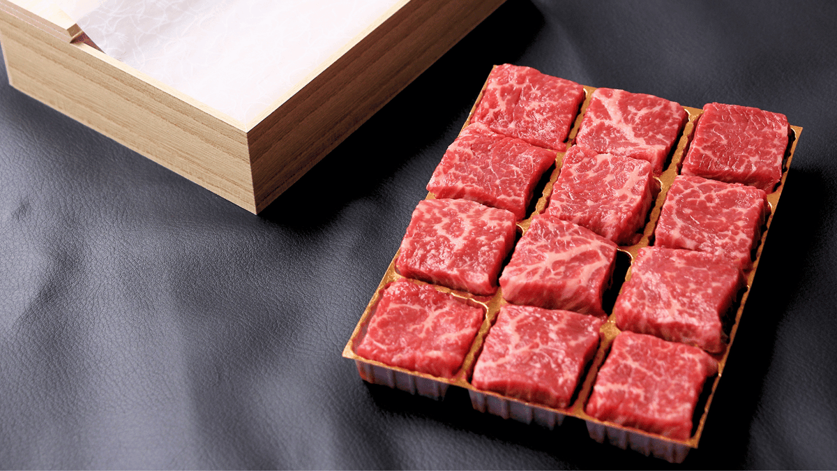 seiniku_azuma's tweet photo. ★商品のご紹介
【～雅（みやび）～ 手ノ子牛モモ肉食べ比べボックス】
税込6,000円
https://t.co/aRHC1cBZBT

手ノ子牛の４種類のモモ肉を���カジュアルに食べ比べできるセット。
かわいらしい小箱の中に、様々な味わいを詰め込んだ一品です。

#商品紹介 #精肉あづま #父の日 #ギフト #限定 https://t.co/wD4nVUSM7q