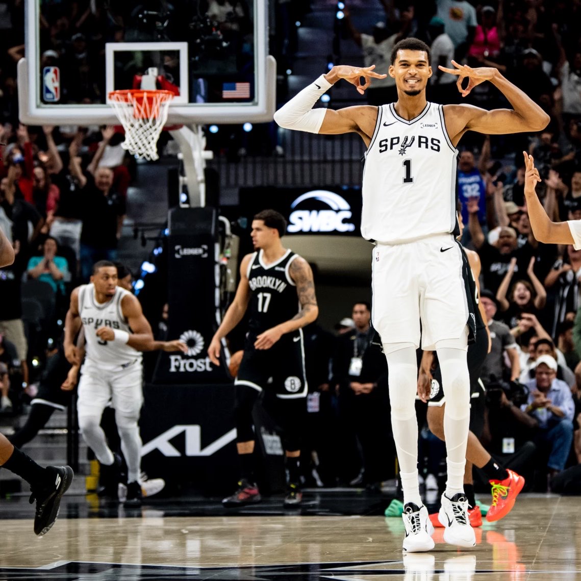 caio_warriors's tweet photo. Vocês tem noção que na 1ª final de conferência da vida, contra o atual Bi MVP e contra o atual campeão o cara meteu 41 PONTOS, 24 REBOTES E 3 TOCOS?
Vocês tem noção que ele meteu a cesta que levou o jogo pra segunda prorrogação quase do LOGO?

Estamos presenciando algo histórico. https://t.co/NBYGvdZJOZ