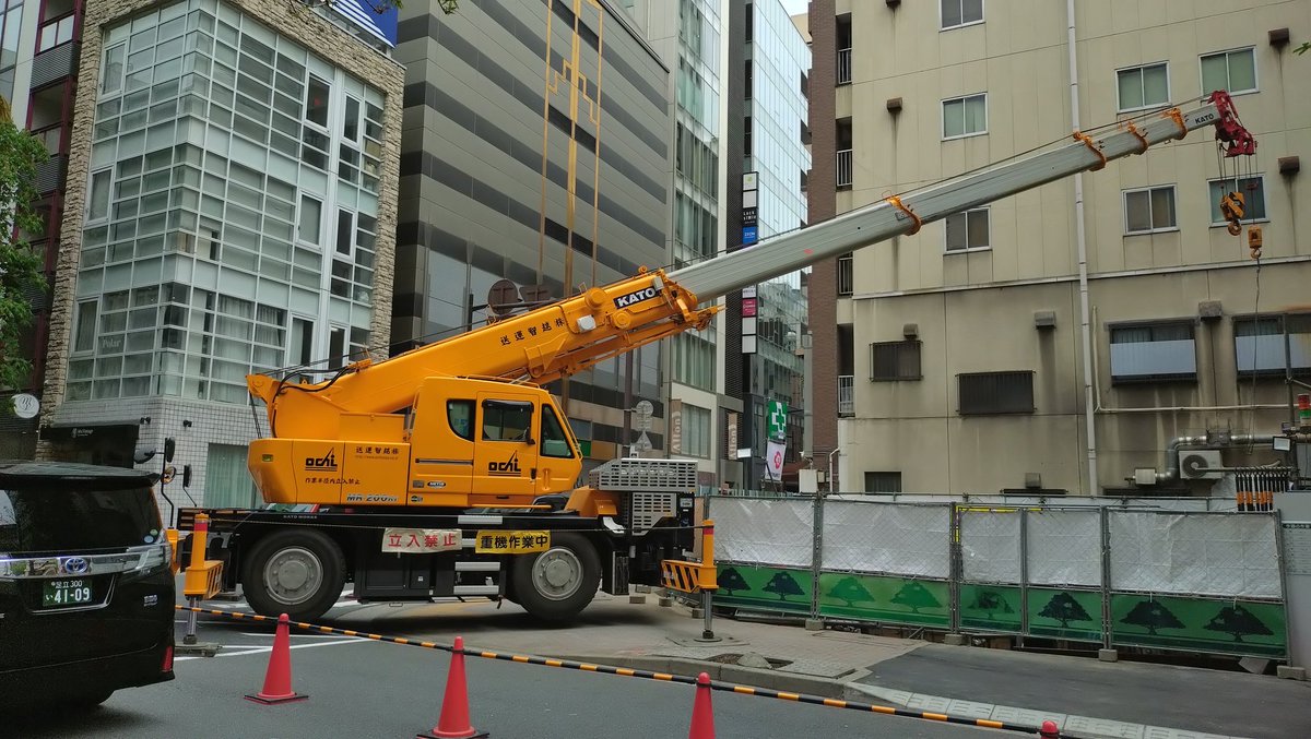 Bus__Channel's tweet photo. トレーラーじゃない低床車、裏道に潜む20tラフター、そしていいケツした検診車、素敵な車を拝めるこれが本当の銀ブラ(違 https://t.co/ZEJEBUnTwk