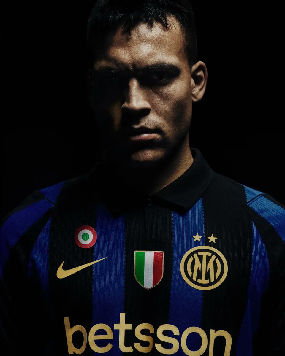 classicshirts's tweet photo. 🚨 𝑺𝑯𝑰𝑹𝑻 𝑨𝑳𝑬𝑹𝑻: The new Inter home shirt 💙🖤

Inspired by the classic 1998 design.

What do you think? 🤔 https://t.co/aDshkAEaXg