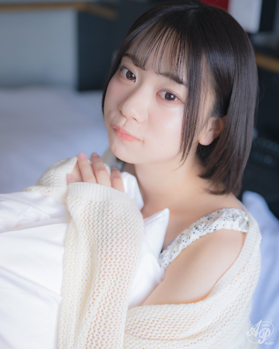 aurora_capture's tweet photo. 「ちょっと大人になりました──」

いつも勉強漬けで、なかなか会えなかった彼女。
久しぶりの再会で見せてくれたのは、少し成長した姿と、あの頃と変わらない懐かしい笑顔。

多忙な彼女と過ごす、束の間のぬくもり。

#赤名いと #ポートレート #オフショット
@akana_ito https://t.co/45jIcOxDsB
