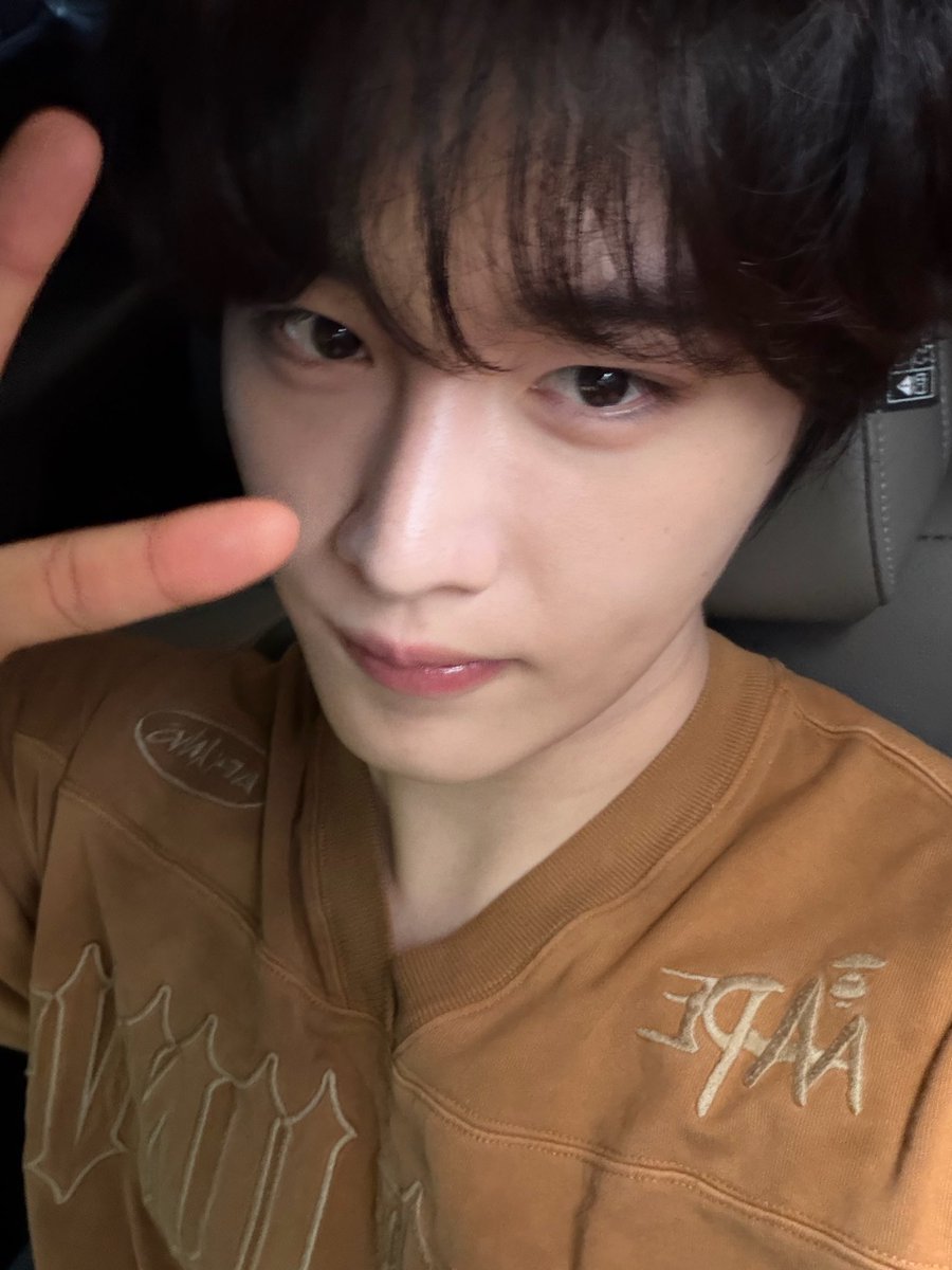mypinkmelo's tweet photo. 260519 fromm🐰💬 5:32PM KST

🐰 [photo]
🐰 [photo]
🐰 filming starts late today, i’m on the way to the filming site now~~~
🐰 a close hyung gave me this shirt
🐰 it’s cute right hehe
🐰 [emoticon]

#CIX #HYUNSUK #현석 #윤현석 #씨아이엑스 https://t.co/HxLvUsFFe6