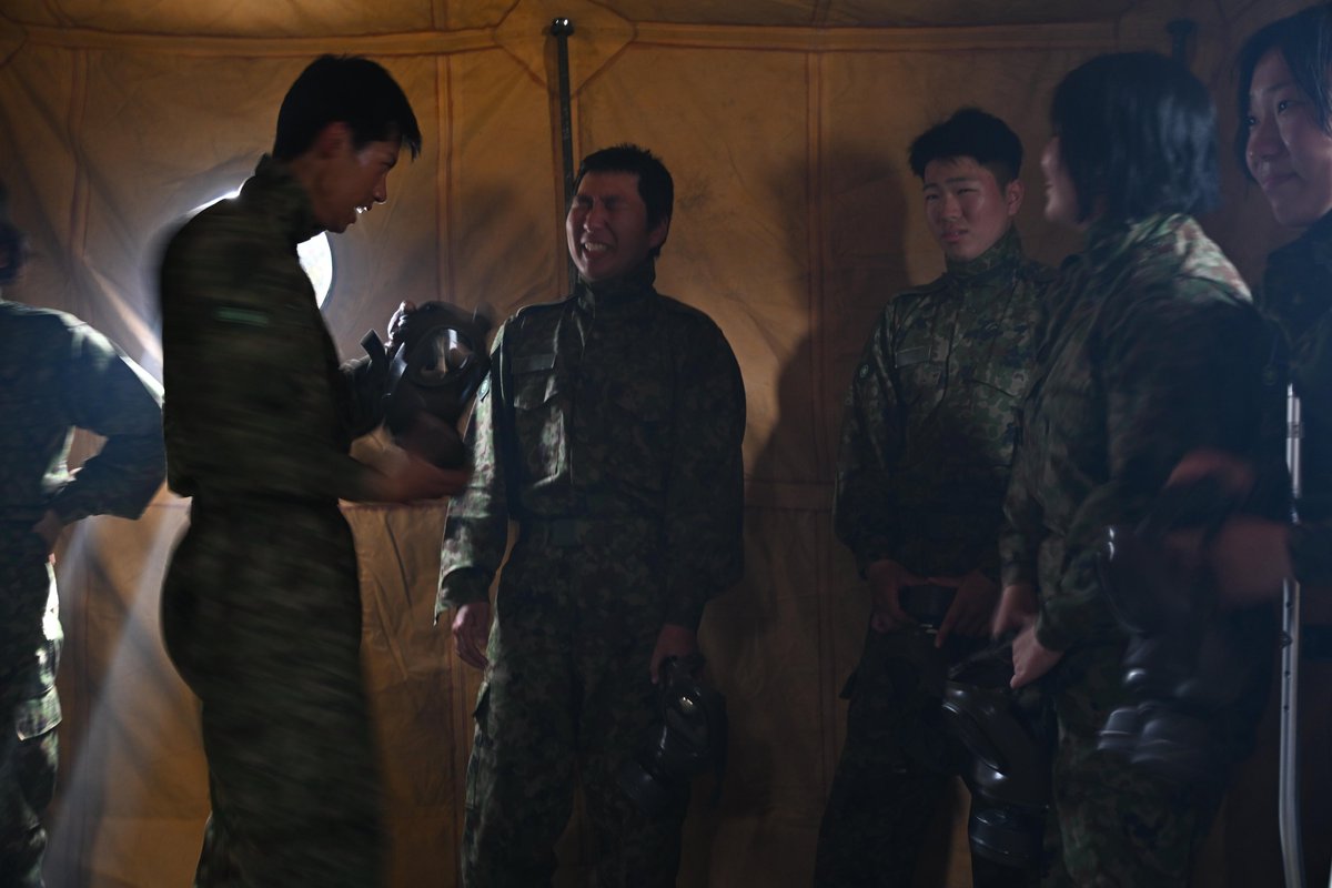3log_senzo's tweet photo. 【自衛官候補生教育隊】特殊武器防護訓練を行いました。本訓練は防護マスクの性能と重要性を身をもって学ぶ訓練です。催涙線香の煙が充満した天幕内にて防護マスクの装脱面を行いマスクの性能を確認しました。
#第３後方支援連隊 #千僧駐屯地 #新隊員 #ガス体験 https://t.co/guHvyoDfSK