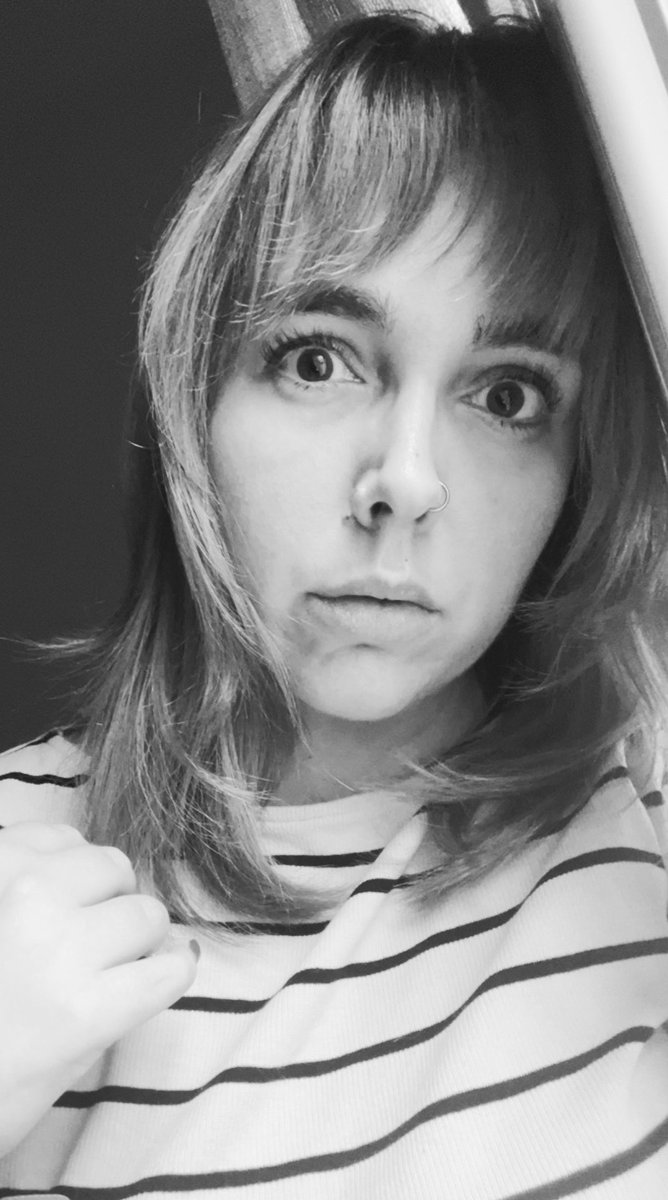 anasagre's tweet photo. “Como cuerpos hermosos de muertos sin vejez
que encerraron, con lágrimas, en bellos mausoleos,
rosas a la cabeza, jazmines a sus pies
así parecen ir pasando los deseos,
sin ser cumplidos, sin apenas merecer
una noche de goce, un claro amanecer”.

‘Deseos’, Konstantinos Kavafis. https://t.co/BFuv2j6HrC