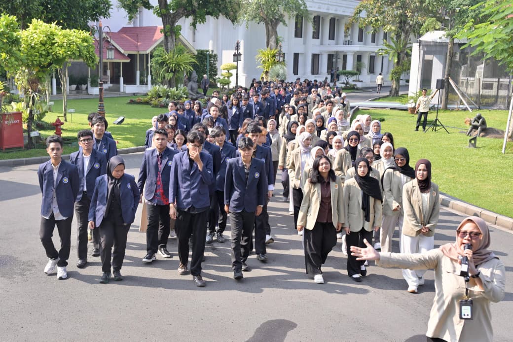 KemensetnegRI's tweet photo. 200 mahasiswa dari UGM &amp; UBL serta 300 siswa dari SMPN 94 &amp; SMPN 4 Jakarta mengikuti program “Istana untuk Anak Sekolah” di Istana Kepresidenan Jakarta, Selasa (19/05/2026).

Sumber: BPMI Setpres &amp; Humas Kemensetneg

#KemensetnegRI
#RilisPresiden https://t.co/kaqZf7AePP