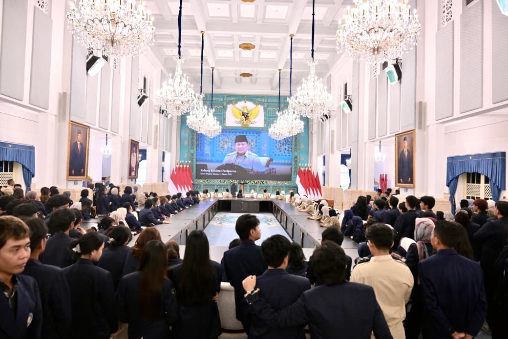 KemensetnegRI's tweet photo. 200 mahasiswa dari UGM &amp; UBL serta 300 siswa dari SMPN 94 &amp; SMPN 4 Jakarta mengikuti program “Istana untuk Anak Sekolah” di Istana Kepresidenan Jakarta, Selasa (19/05/2026).

Sumber: BPMI Setpres &amp; Humas Kemensetneg

#KemensetnegRI
#RilisPresiden https://t.co/kaqZf7AePP
