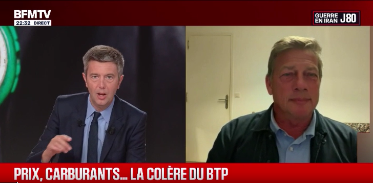 capeb_fr's tweet photo. [#presse] Hier soir sur @BFMTV @reponcapeb   président de la CAPEB, était l’invité à 22h du débat consacré à la flambée des prix et à ses conséquences sur l’économie.

Il a de nouveau alerté sur la situation dramatique que traverse aujourd’hui le secteur de l’artisanat du bâtiment, un secteur essentiel mais trop souvent oublié des politiques publiques.

Après la crise sanitaire, la guerre en Ukraine, l’explosion des coûts de l’énergie et déjà près de 30 % de hausse sur les matériaux ces dernières années, les artisans du bâtiment doivent désormais faire face à une nouvelle vague d’augmentations liée aux tensions internationales actuelles.

❌Depuis plusieurs semaines, les entreprises reçoivent quotidiennement des annonces de hausses de prix de la part de leurs fournisseurs : +5 %, +10 %, parfois jusqu’à +20 % sur certains matériaux.

Cette crise de trop frappe de plein fouet les artisans et les TPE du bâtiment, déjà fragilisés depuis plus de deux ans et demi.

❌Conséquence directe : des carnets de commandes qui se vident, des ménages qui repoussent leurs travaux de rénovation faute de pouvoir d’achat, et des entreprises qui peinent à maintenir leur activité.

🎙️« Nous sommes en crise depuis plus de deux ans et demi. Nous avons détruit entre 30 000 et 40 000 emplois et nous prenons aujourd’hui de nouvelles hausses de matériaux allant de 5 à 20 %. Chaque matin, les artisans reçoivent des mails leur annonçant de nouvelles augmentations sur les tuiles, le ciment ou d’autres matériaux. Cette situation devient intenable pour nos entreprises comme pour les particuliers. » Jean-Christophe Repon

🚨Face à cette situation, la CAPEB appelle à davantage de transparence sur les mécanismes de fixation des prix des matériaux et demande des mesures concrètes pour soutenir l’activité, notamment une baisse de la TVA sur les travaux de rénovation afin de redonner de l’oxygène aux entreprises artisanales du bâtiment.