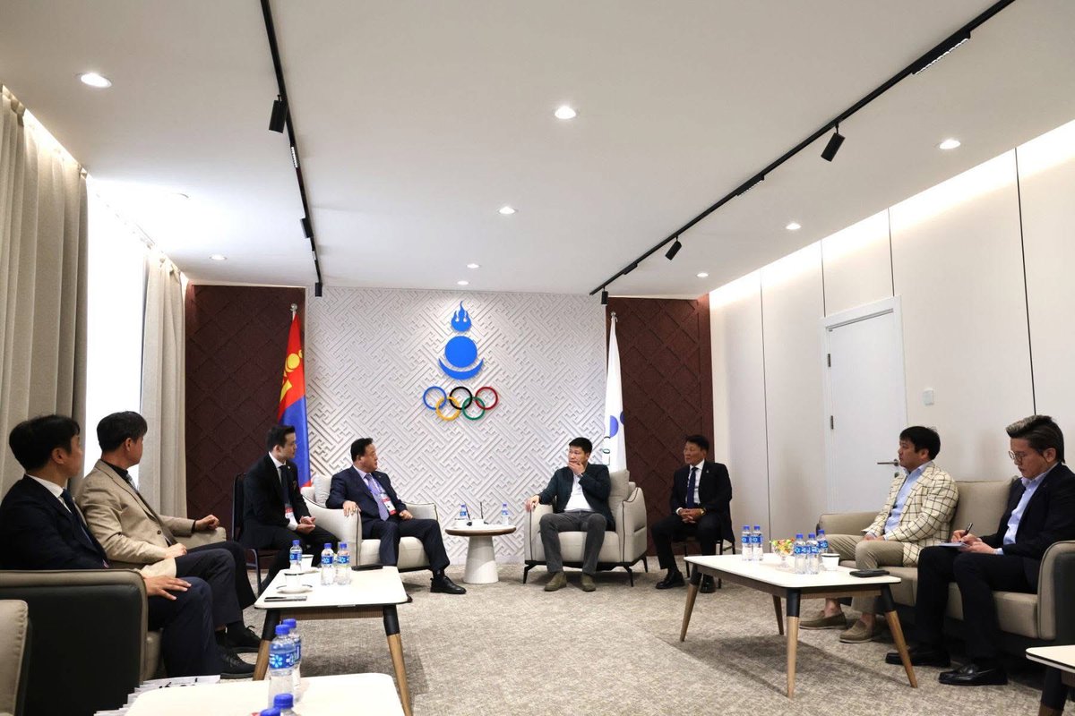 Olympicmn's tweet photo. АЗИЙН ТАЕКВОНДОГИЙН ХОЛБООНЫ ТӨЛӨӨЛЛИЙГ ХҮЛЭЭН АВЧ УУЛЗАВ

МҮОХ-ны удирдлагууд Азийн таеквондогийн холбооны Ерөнхийлөгч Sang Jin KIM болон Taekwondo Promotion Foundation-ийн захирал Kim Jung-Heon нарыг Олимпик хауст хүлээн авч уулзлаа.

Уулзалтын үеэр МҮОХ-ны Ерөнхийлөгч Б.Баттүшиг Монгол Улсад олимпын оноо олгох өндөр чансаатай “Ази тивийн аварга шалгаруулах тэмцээн”-ийг зохион байгуулах эрх олгосонд талархал илэрхийлж, цаашдын хамтын ажиллагааг өргөжүүлэн хөгжүүлэхэд бэлэн байгаагаа онцоллоо.

Мөн  Монгол Улсад таеквондогийн бэлтгэлийн бааз байгуулах, виртуал таеквондог хөгжүүлэх чиглэлээр хамтран ажиллах боломжийн талаар санал солилцов. Энэ хүрээнд Азийн таеквондогийн холбооны Ерөнхийлөгч Sang Jin KIM бүх талаар дэмжин ажиллахаа илэрхийлсэн юм.

Дашрамд дурдахад, 2026 оны тавдугаар сарын 19-нөөс 26-ны өдрүүдэд Монгол Улсын Ерөнхийлөгчийн ивээл дор олимпын оноо олгох таеквондогийн өндөр чансаатай “Ази тивийн аварга шалгаруулах тэмцээн” анх удаа Улаанбаатар хотод зохион байгуулагдаж байна.

Тус тэмцээн нь тулаан, тоот дасгал болон паратаеквондогийн төрлүүдээр явагдах бөгөөд Азийн 43 орны 1318 тамирчин, дасгалжуулагч, албаны төлөөлөгч оролцож байна. 

Тэмцээнд оролцож байгаа нийт баг тамирчдад спортын өндөр амжилт хүсье