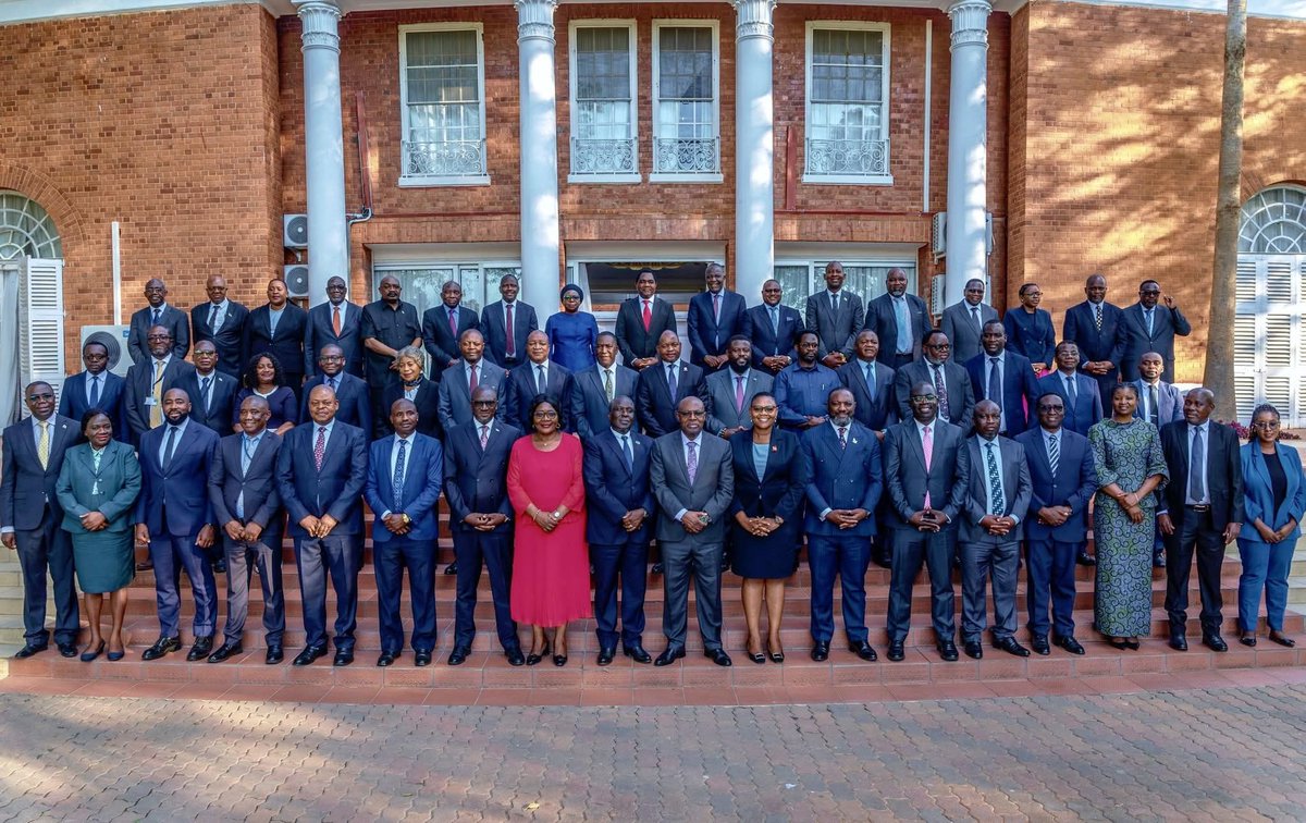 Digital_Vending's tweet photo. This has been the team of President @HHichilema for his first term in office (2021–2026).
• Vice President
• Cabinet Ministers
• Provincial Ministers
• State House aides
#Forwardchabe
#Saltsana https://t.co/bk4gkEqCV6