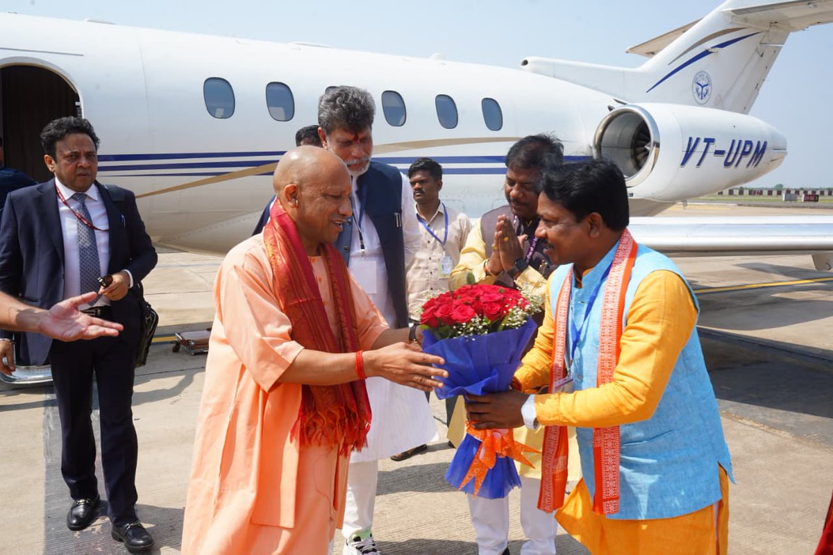 Mahesh_ji_bjp's tweet photo. आज माँ दंतेश्वरी की पावन धरा, जगदलपुर विमानतल पर उत्तर प्रदेश के यशस्वी और ओजस्वी मुख्यमंत्री, आदरणीय श्री योगी आदित्यनाथ जी का आत्मीय स्वागत एवं हार्दिक अभिनंदन किया। 

​माँ दंतेश्वरी का आशीर्वाद आप पर सदैव बना रहे। जय श्री राम!

 जोहार 🙏

@myogiadityanath https://t.co/w3HQZcSiP8