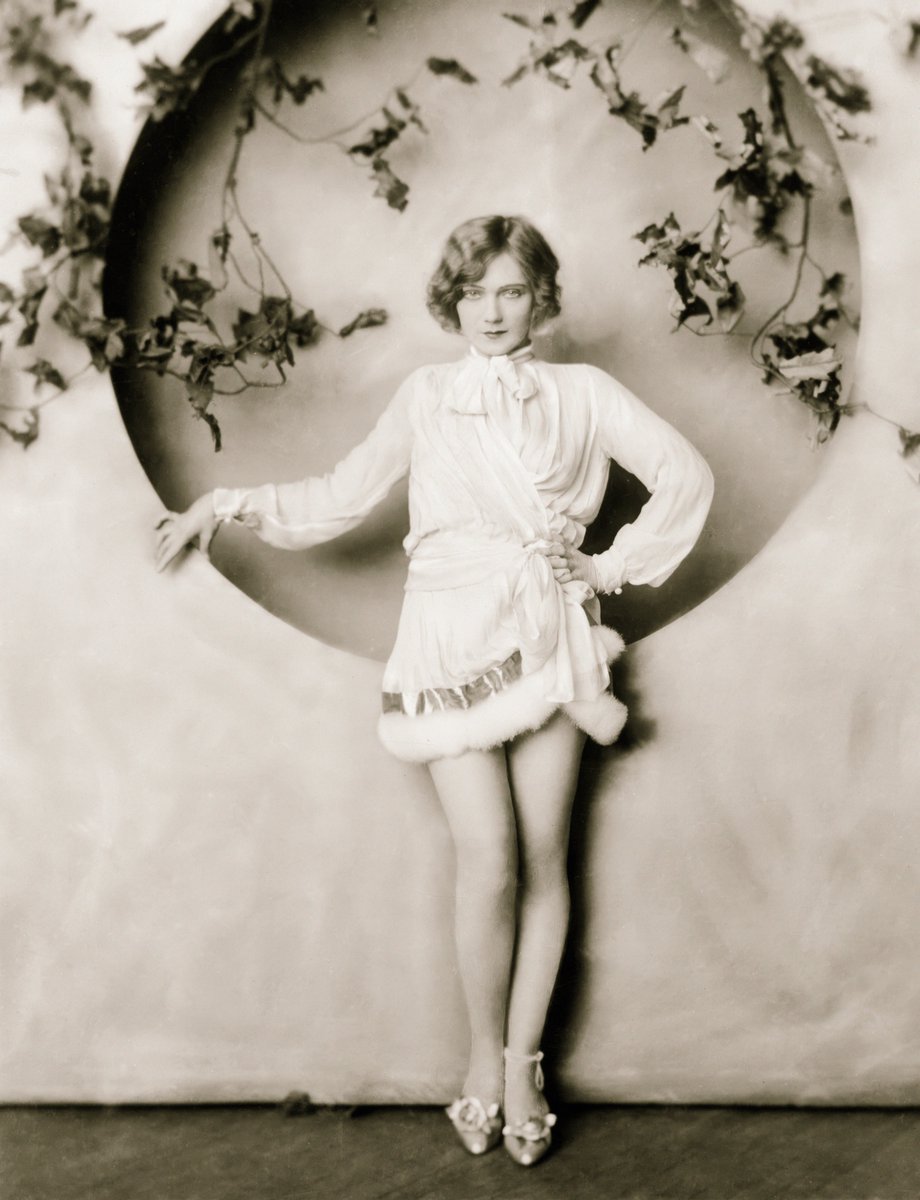 EverydayCheney's tweet photo. Gilda Gray, ca. 1925 https://t.co/kmRIE863QS