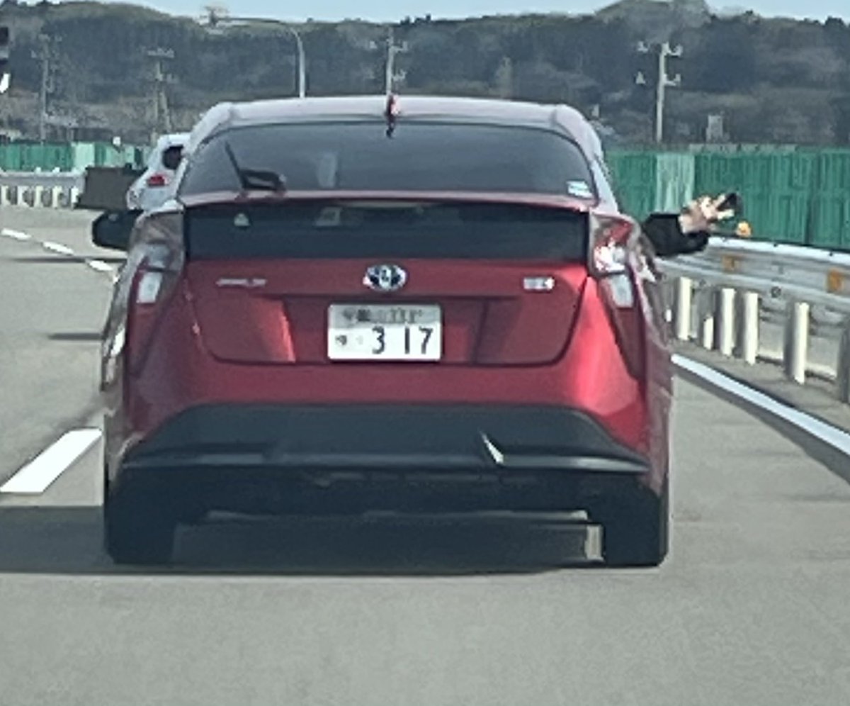 priuscut's tweet photo. 富山333
ゆ　317
トヨタ　プリウス　レッド

イエローカット
信号無視
一時停止無視
前方車を煽り倒した末
追い抜かし無理矢理前方は割り込み
後方車をスマホで撮影
#拡散 
#プリウス https://t.co/2V27Ha39Vf