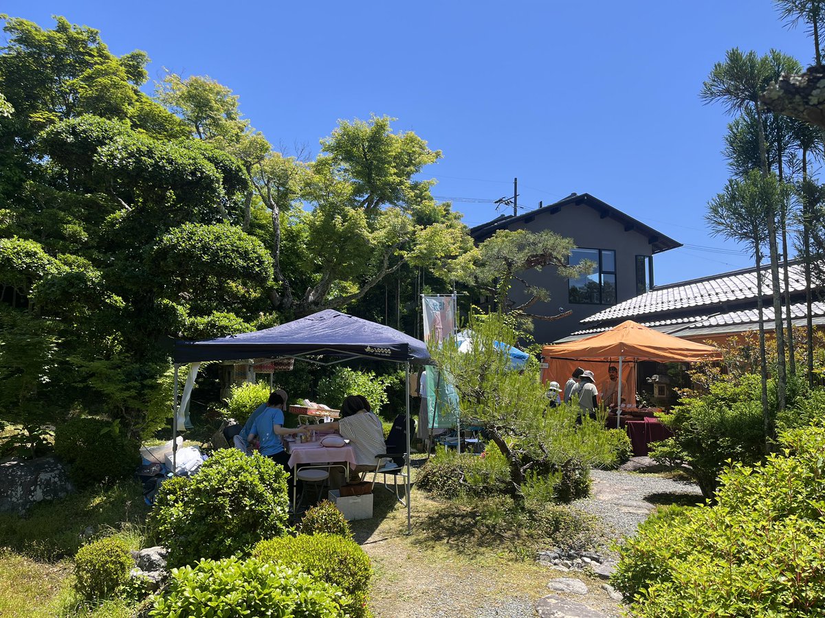 wind_harmony37's tweet photo. 和んでいマルシェ🌿

記念すべき第10回開催でした！

雲ひとつない快晴の1日☀️
猛暑にもかかわらず、たくさんの方にご来場いただきました。
皆さま、本当にありがとうございました🥰

今後もご案内いたしますのでご覧ください。
お待ちしております✨

#風の和音 #和んでいマルシェ #マルシェ https://t.co/fGQY2k9ORO